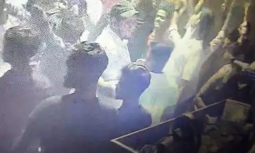 बार में चाकूबाजी, कई घायल