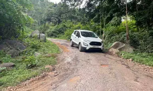TN : येलागिरी में खराब सड़क की स्थिति ग्रामीणों और पर्यटन के लिए परेशानी का सबब बन रही