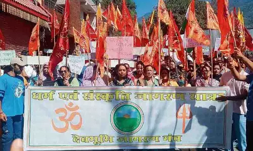 Himachal : कुल्लू में मस्जिद में अवैध निर्माण को हटाने की मांग को लेकर स्थानीय लोगों ने किया प्रदर्शन Himachal : कुल्लू में मस्जिद में अवैध निर्माण को हटाने की मांग को लेकर स्थानीय लोगों ने किया प्रदर्शन
