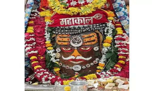 Ujjain: भस्मारती में महाकाल का भांग मस्तक पर चंद्रमा  रुद्राक्ष-फूलों की माला से श्रृंगार