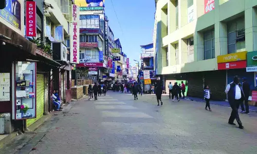 Meghalaya : शिलांग में पूजा की खरीदारी में भारी गिरावट