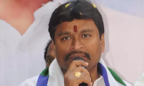 Vellampalli ने प्रसादम टिप्पणी पर सीएम से माफ़ी की मांग की Vellampalli ने प्रसादम टिप्पणी पर सीएम से माफ़ी की मांग की