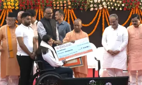 Lucknow: मुख्यमंत्री योगी ने ओलंपिक और पैरालम्पिक के खिलाड़ियों को पुरस्कार राशि देकर सम्मानित किया Lucknow: मुख्यमंत्री योगी ने ओलंपिक और पैरालम्पिक के खिलाड़ियों को पुरस्कार राशि देकर सम्मानित किया