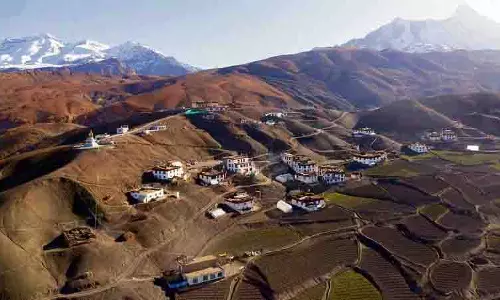 Himachal : एमएनसी ने लाहौल-स्पीति के गांवों में इमारतों और घरों को रंगा