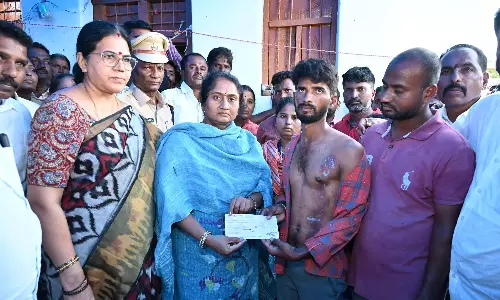 Andhra Pradesh: मंत्री सविता ने पीड़ित परिवार को 8 लाख रुपए का चेक सौंपा Andhra Pradesh: मंत्री सविता ने पीड़ित परिवार को 8 लाख रुपए का चेक सौंपा