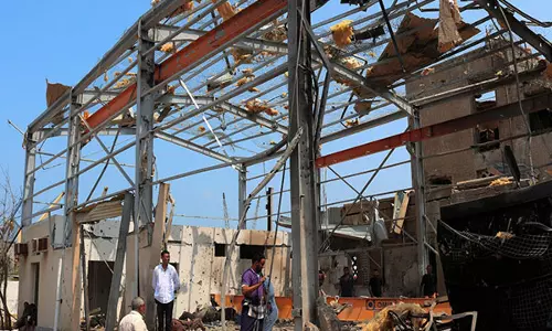 लाल सागर में जहाज को Yemen स्थित हौथियों द्वारा संदिग्ध हमले में निशाना बनाया गया