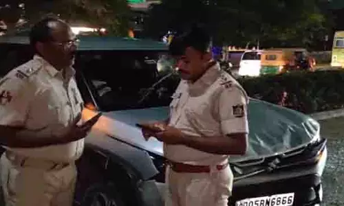 Odisha : भुवनेश्वर में तीन कारों की टक्कर, दो लोग घायल Odisha : भुवनेश्वर में तीन कारों की टक्कर, दो लोग घायल