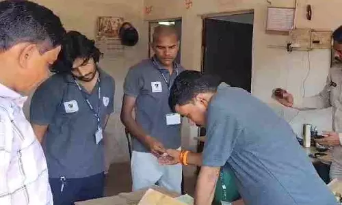 शराब दुकान का सुपरवाइजर पकड़ाया, ओवर रेट की शिकायत पर आबकारी विभाग की रेड