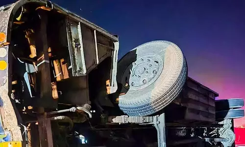 कर्नाटक में एक्सप्रेसवे पर KSRTC की बस पलटने से 31 लोग घायल