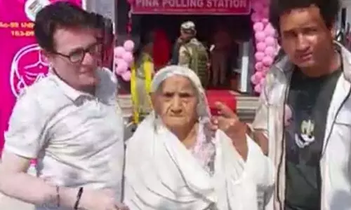Udhampur में 102 वर्षीय महिला ने डाला वोट, कहा- यह उनका कर्तव्य Udhampur में 102 वर्षीय महिला ने डाला वोट, कहा- यह उनका कर्तव्य