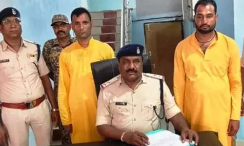 साधु वेश में पकड़ाए दो शातिर, काला साया होने का डर दिखाकर ठगी कर रहे थे लोगों से