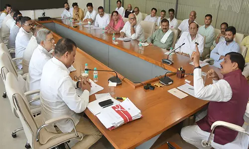 कांग्रेस विधायकों और विपक्ष के नेता ने मुख्यमंत्री निवास पर CM से मुलाकात की कांग्रेस विधायकों और विपक्ष के नेता ने मुख्यमंत्री निवास पर CM से मुलाकात की