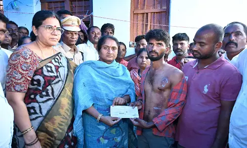 Minister Savita ने पीड़ित परिवार को 8 लाख रुपए का चेक सौंपा Minister Savita ने पीड़ित परिवार को 8 लाख रुपए का चेक सौंपा