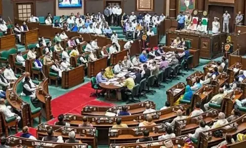 Madhya Pradesh: फर्जी कैबिनेट मंत्री का दर्जा देने के आरोप में एक व्यक्ति पर मामला दर्ज Madhya Pradesh: फर्जी कैबिनेट मंत्री का दर्जा देने के आरोप में एक व्यक्ति पर मामला दर्ज