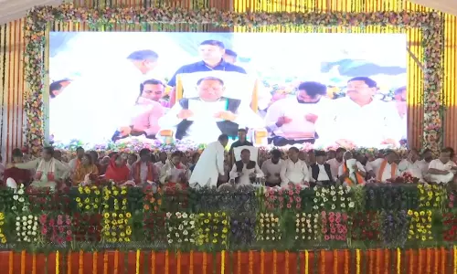 CM साय ने सूरजपुर में हितग्राहियों को बांटी सामग्री CM साय ने सूरजपुर में हितग्राहियों को बांटी सामग्री