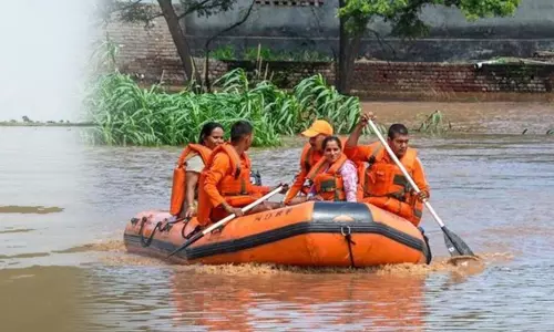 Chapra: बाढ़ से निबटने के लिए एनडीआरएफ की 12 टीमें तैनात Chapra: बाढ़ से निबटने के लिए एनडीआरएफ की 12 टीमें तैनात