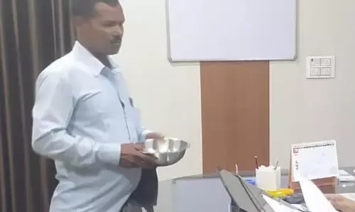 ग्रामीण कटोरा लेकर एसडीएम के सामने पहुंचा, लेखपाल पर गिरी गाज