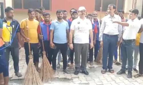 मथुरा कोर्ट में चलाया गया सफाई अभियान, जस्टिस आशीष गर्ग ने दिया स्वच्छता का संदेश मथुरा कोर्ट में चलाया गया सफाई अभियान, जस्टिस आशीष गर्ग ने दिया स्वच्छता का संदेश