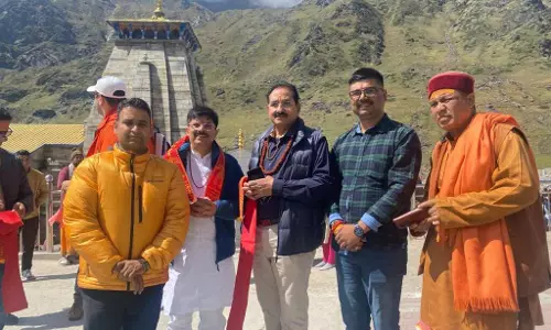 Kedarnath: मंदिर समिति ने हैलीपेड पर पंकज मोदी का स्वागत किया