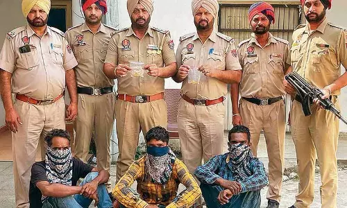 Jalandhar: चोरी करने वाले गिरोह के तीन सदस्य गिरफ्तार, 50 ग्राम सोना बरामद Jalandhar: चोरी करने वाले गिरोह के तीन सदस्य गिरफ्तार, 50 ग्राम सोना बरामद