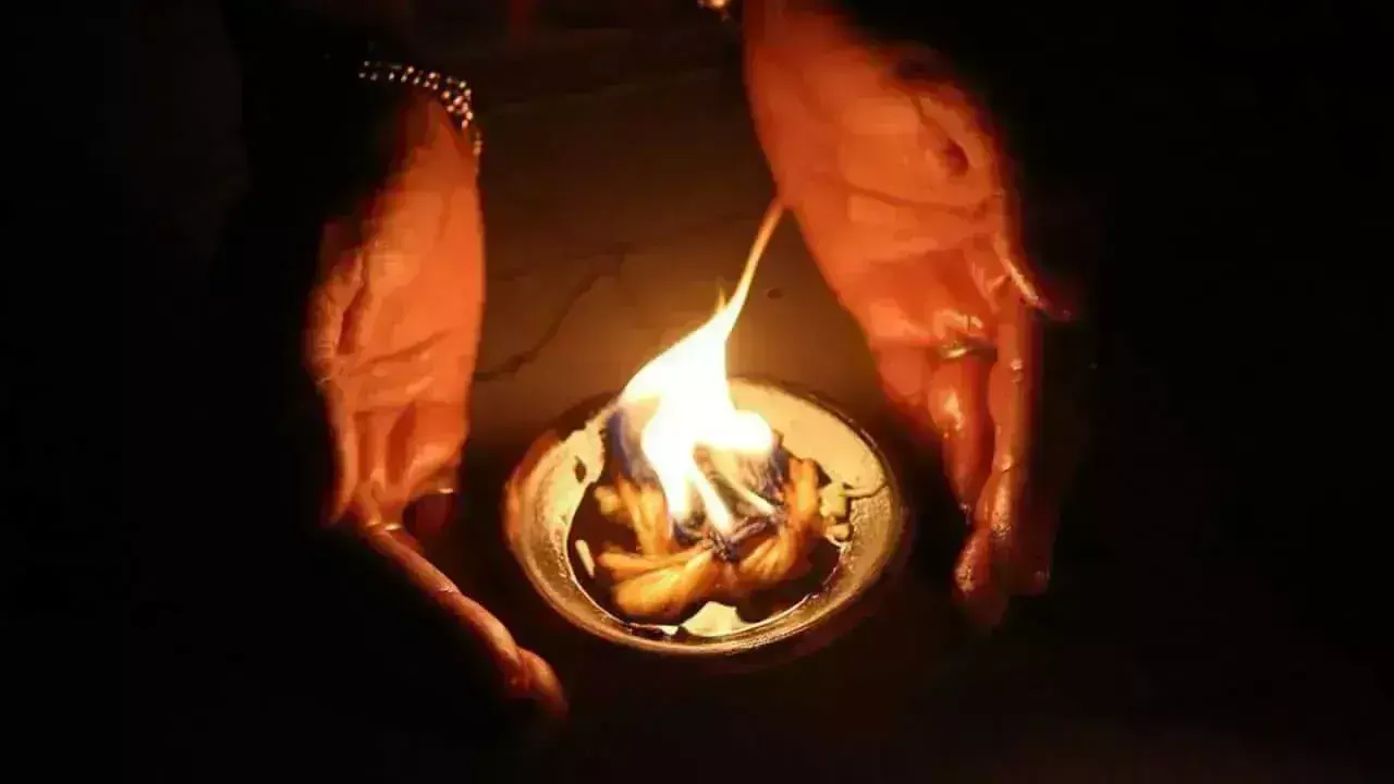 Amavasya: सर्वपितृ अमावस्या पर करें ये आसान उपाय, पितरों का मिलेगा आशीर्वाद Amavasya: सर्वपितृ अमावस्या पर करें ये आसान उपाय, पितरों का मिलेगा आशीर्वाद