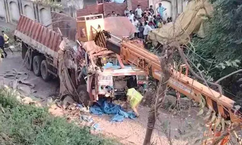 फ्लाईओवर से ट्रक गिरने से चालक की मौत