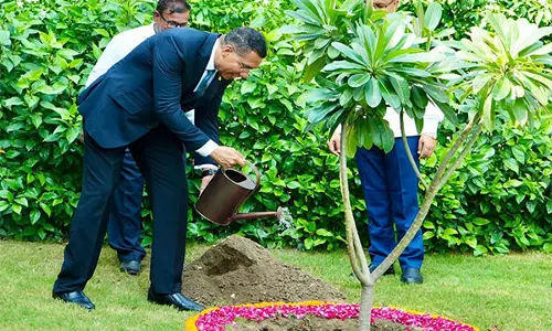 Jamaican PM ने राजघाट पर चम्पा का पौधा लगाया