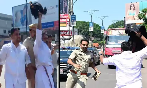 कन्नूर: CM के खिलाफ युवा कांग्रेस ने काले झंडे दिखाकर किया प्रदर्शन