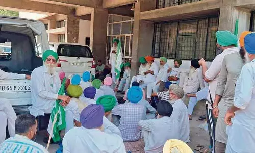 Bibipur के ग्रामीणों ने DC कार्यालय का घेराव किया Bibipur के ग्रामीणों ने DC कार्यालय का घेराव किया