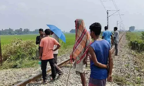 Raiganj: रेलवे की लाइफलाइन सड़क बंद करने की योजना का विरोध, निवासियों ने उठाई आवाज Raiganj: रेलवे की लाइफलाइन सड़क बंद करने की योजना का विरोध, निवासियों ने उठाई आवाज