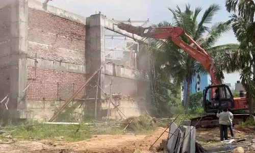 निर्देशानुसार Rammakunta झील बफर जोन में इमारतों के कुछ हिस्सों को ध्वस्त किया