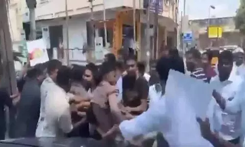 Musheerabad: KTR के काफिले पर कांग्रेस कार्यकर्ताओं के हमले से तनाव बढ़ा Musheerabad: KTR के काफिले पर कांग्रेस कार्यकर्ताओं के हमले से तनाव बढ़ा