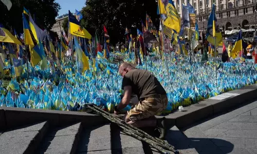 Ukrainians ने राष्ट्रीय रक्षक दिवस पर शहीद सैनिकों को याद किया Ukrainians ने राष्ट्रीय रक्षक दिवस पर शहीद सैनिकों को याद किया