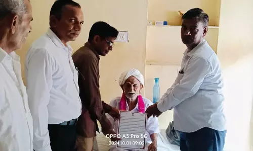Jalore: अंतर्राष्ट्रीय वृद्धजन दिवस पर शतायु मतदाताओं को किया गया सम्मानित