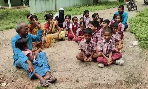 Nirmal: स्कूल में शिक्षकों की कमी को लेकर छात्रों और अभिभावकों ने किया प्रदर्शन
