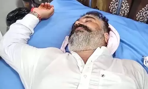 AAP और कांग्रेसी कार्यकर्ताओं के बीच जमकर मारपीट, देखें VIDEO...