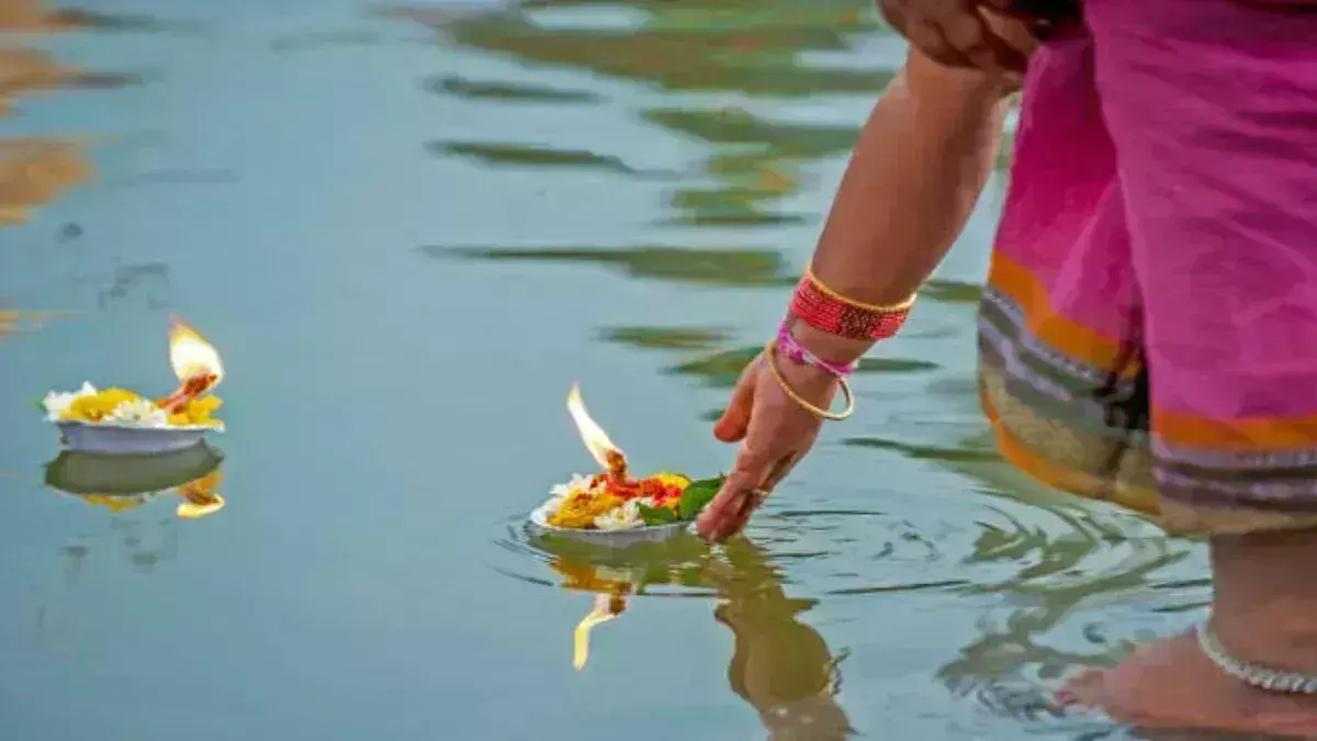Pitru Chalisa: सर्वपितृ अमावस्या पर पितरों की विदाई के साथ करें ये काम Pitru Chalisa: सर्वपितृ अमावस्या पर पितरों की विदाई के साथ करें ये काम