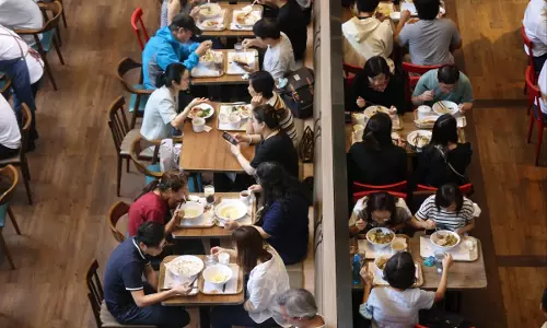 Hong Kong: रेस्तरांओं की बिक्री में राष्ट्रीय दिवस पर 15% तक की वृद्धि