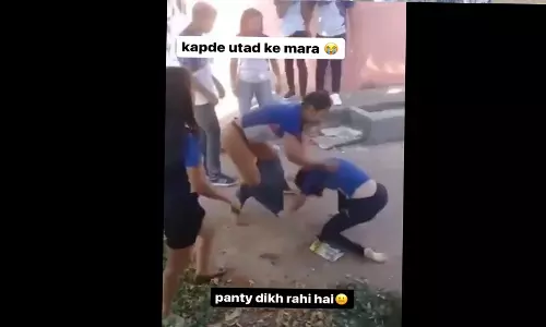 लड़कियों के बीच जमकर हुई मारपीट, उतार दिए एक-दूसरे के कपडे, देखें VIDEO...