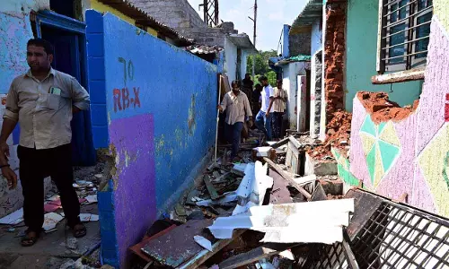 Hyderabad: राजस्व अधिकारियों ने मूसी नदी के किनारे बने घरों को गिराना शुरू