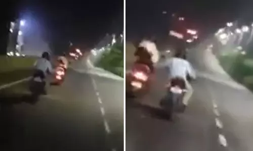 सरेआम महिला से छेड़छाड़ करता दिखा बाइक सवार, देखें VIDEO...