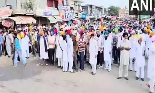 AAP और कांग्रेस कार्यकर्ताओं के बीच झड़प में कई लोग घायल AAP और कांग्रेस कार्यकर्ताओं के बीच झड़प में कई लोग घायल