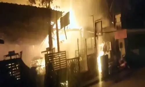 Ghaziabad के बाजार में लगी आग Ghaziabad के बाजार में लगी आग