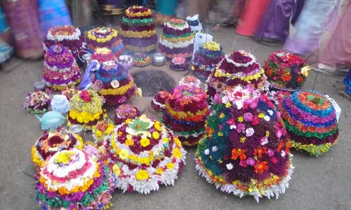 Telangana के राज्यपाल, मुख्यमंत्री ने बतुकम्मा उत्सव के अवसर पर शुभकामनाएं दीं