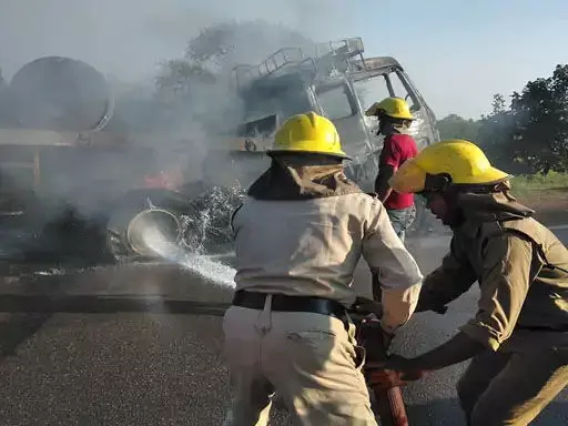 टायर फटने से ट्रक में लगी आग, लोड था स्टील रोल से