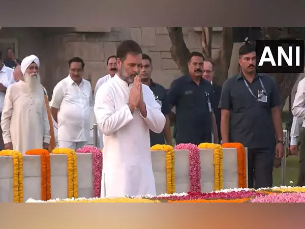 Rahul Gandhi ने गांधी जयंती पर राजघाट पर महात्मा गांधी को श्रद्धांजलि दी