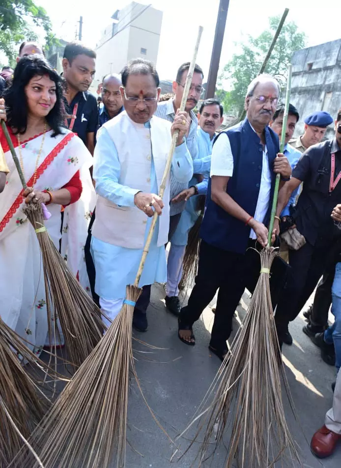 सदर बाजार इलाके में CM विष्णुदेव साय और MP बृजमोहन अग्रवाल ने लगाया झाडू