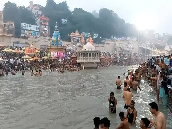 लोगों ने Haridwar के गंगा घाट पर पितृ पक्ष अमावस्या के अवसर पर पिंडदान अनुष्ठान किए