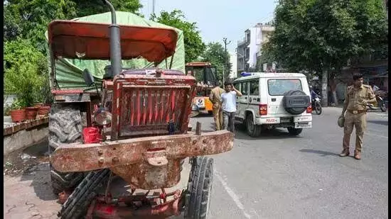 Noida: ट्रैक्टर के कार से टकराने के बाद चार लोगों की मौत, चालक गिरफ्तार