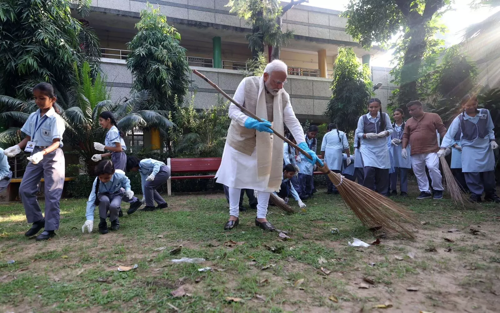 गांधी जयंती पर प्रधानमंत्री मोदी ने स्वच्छता गतिविधियों में भाग लिया